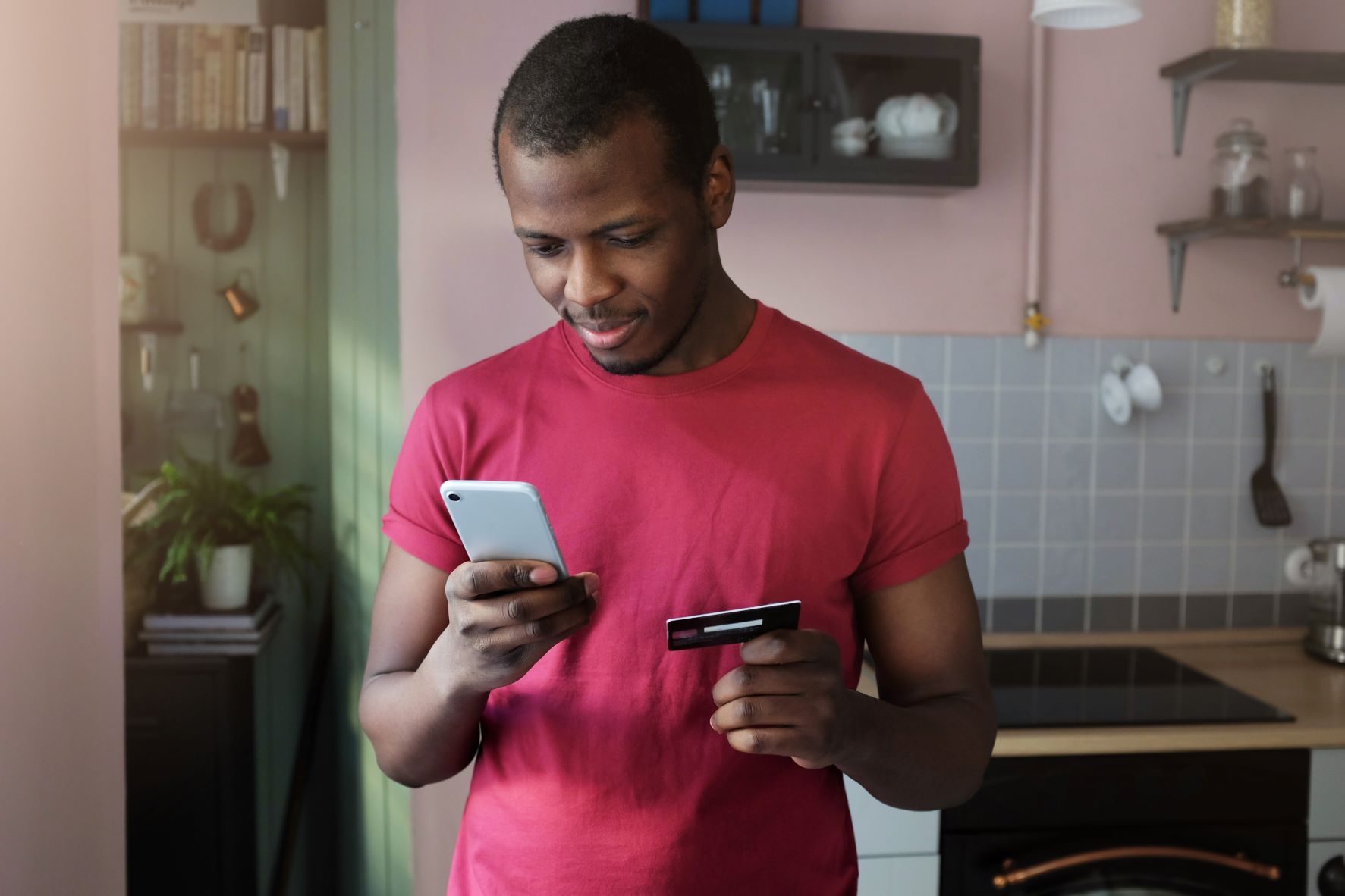 young man looking for best credit cards with chaaboom